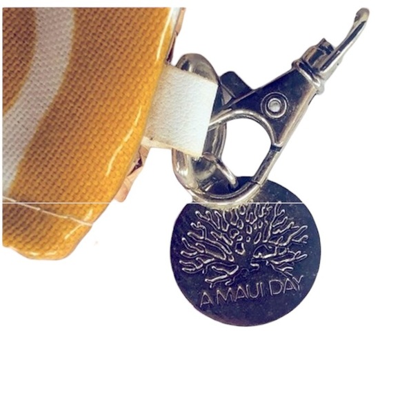 A Maui Day Raffia and Cotton Wristlet or Clutch Gold with White Coral He… - Picture 6 of 7